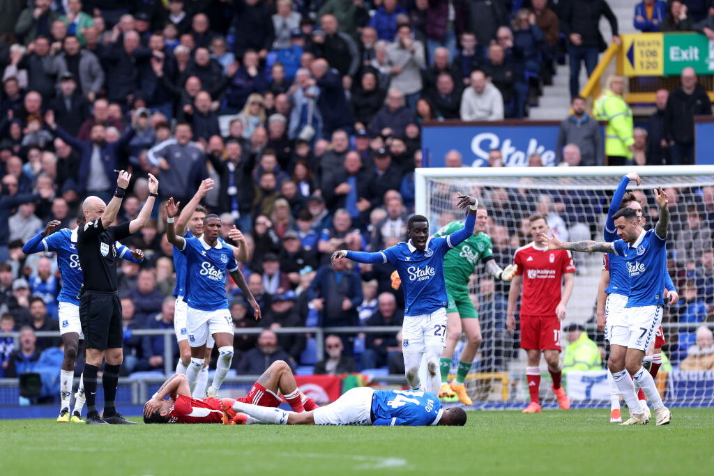 Everton vs Nottingham Forest: Beto soccorso in campo con maschera d'ossigeno e barella